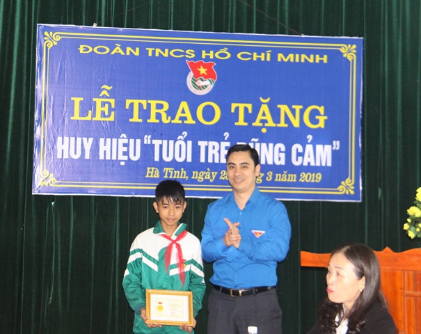 Tặng huy hiệu "Tuổi trẻ dũng cảm" cho em Nguyễn Văn Chương.