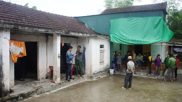 Người thân, hàng xóm đến chia buồn cùng gia đình nạn nhân Nguyễn Thị Thu.