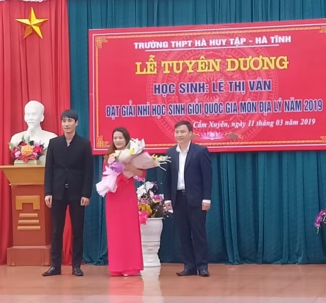 Lãnh đạo Sở GD&ĐT tặng hoa chúc mừng cô Trần Thị Thu Hà, giáo viên dạy Địa Lý.