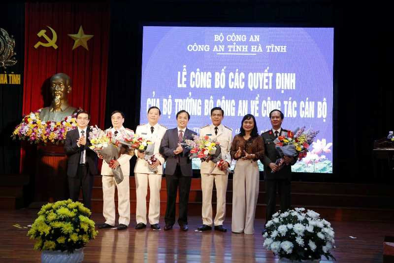 Lãnh đạo tỉnh Hà Tĩnh chúc mừng các cán bộ tại buổi công bố các quyết định