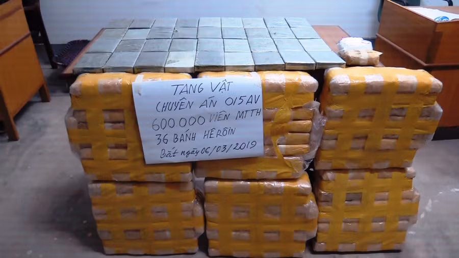 Toàn bộ tang vật 36 bánh heroin và 600.000 viên ma túy tổng hợp