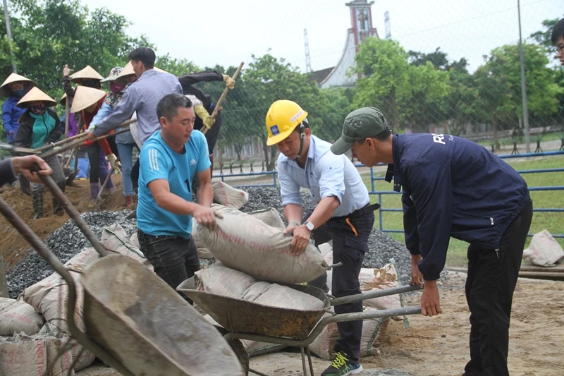 Formosa giúp dân làm đường.