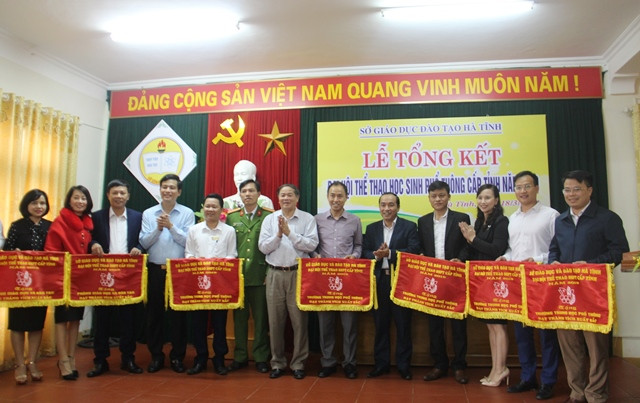 Giám đốc Sở GD&ĐT ông Trần Trung Dũng và bà Đặng Thị Quỳnh Diệp, Phó giám đốc Sở GD&ĐT trao cờ cho các đơn vị Phòng, trường đạt giải.