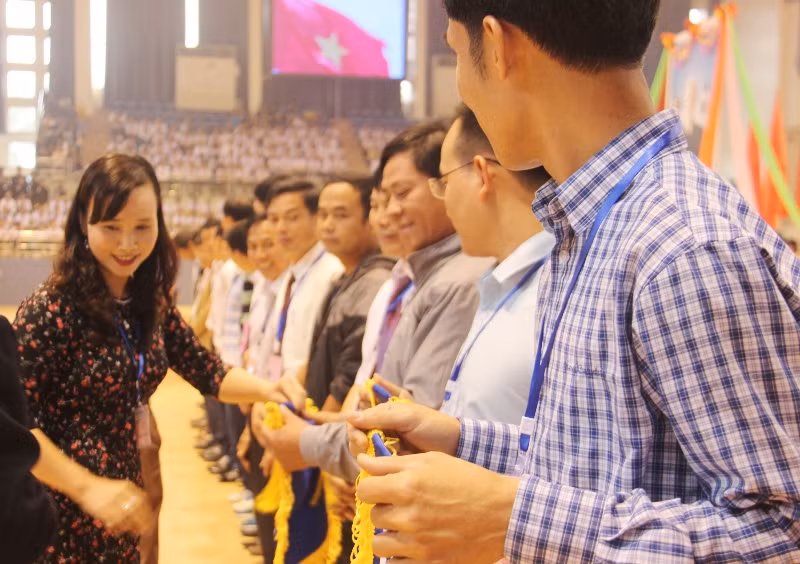 Bà Đặng Thị Quỳnh Diệp, Phó giám đốc Sở GD&ĐT tặng cờ cho các VĐV.