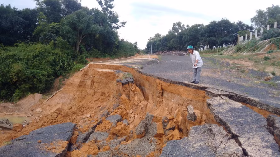 Sạt lở ăn sâu vào lòng đường