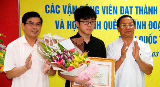 Em Hoàng Hữu Quốc Huy, học sinh Trường THPT chuyên Lê Quý Đôn (Bà Rịa - Vũng Tàu), quê Cẩm Huy, Cẩm Xuyên (Hà Tĩnh) được UBND tỉnh Hà Tĩnh tặng thưởng. Em Hoàng Hữu Quốc Huy, học sinh Trường THPT chuyên Lê Quý Đôn (Bà Rịa - Vũng Tàu), quê Cẩm Huy, Cẩm Xuyên (Hà Tĩnh) được UBND tỉnh Hà Tĩnh tặng thưởng.