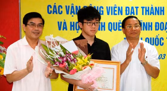 Em Hoàng Hữu Quốc Huy, học sinh Trường THPT chuyên Lê Quý Đôn (Bà Rịa - Vũng Tàu), quê Cẩm Huy, Cẩm Xuyên (Hà Tĩnh) được UBND tỉnh Hà Tĩnh tặng thưởng.