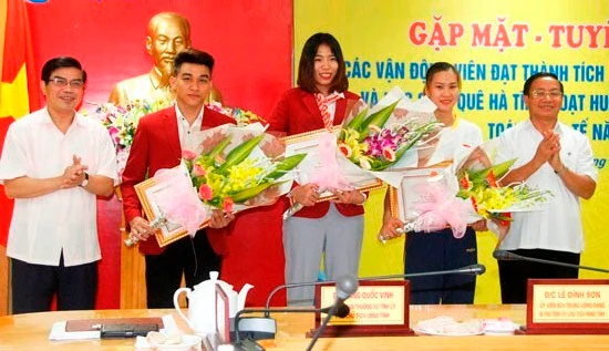 Các vân động viên giành giải cao tại SEA Games 29 được UBND tỉnh Hà Tĩnh tặng thưởng. 