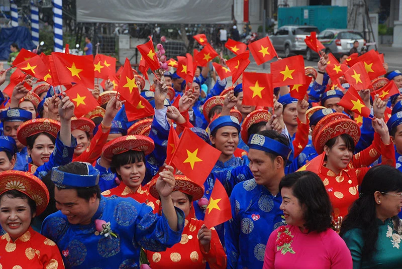 Các đôi uyên ương hạnh phúc trong ngày trọng đại, đúng vào dịp ngày Quốc khánh