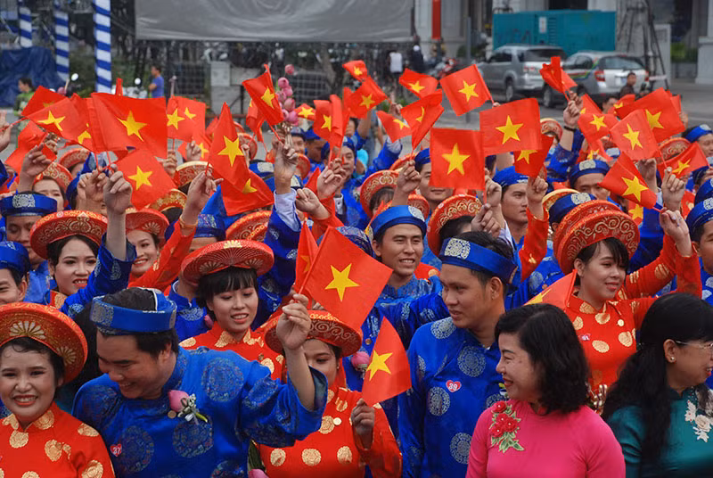 Các đôi uyên ương hạnh phúc trong ngày trọng đại, đúng vào dịp ngày Quốc khánh