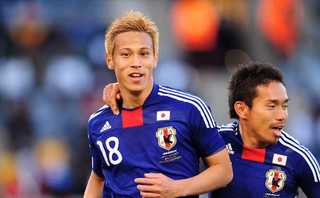Tiền vệ Keisuke Honda - HLV trưởng ĐTQG Campuchia vẫn tiếp tục sự nghiệp chơi bóng chuyên nghiệp.