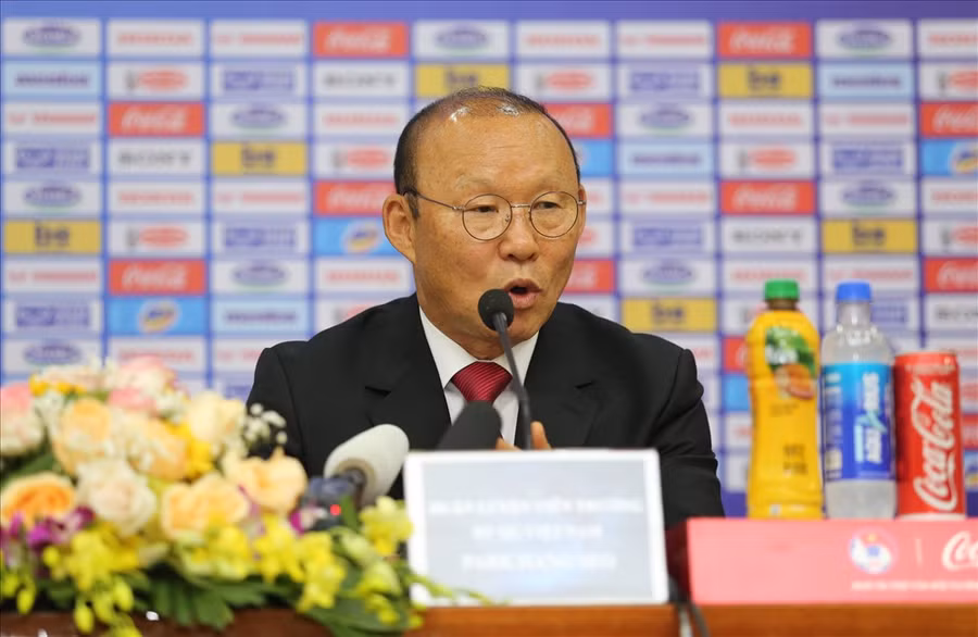 Huấn luyện viên Park Hang-seo gắn bó với bóng đá Việt Nam từ sự kết nối của bầu Đức