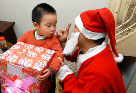 Bố mẹ nói dối con về ông già Noel chỉ tổ gây hại