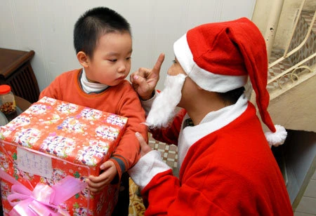 Bố mẹ nói dối con về ông già Noel chỉ tổ gây hại