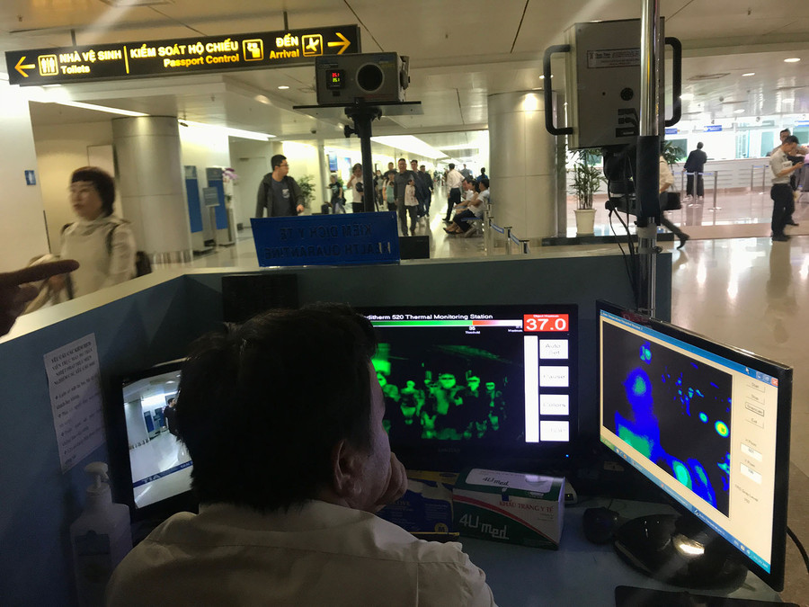 Máy đo thân nhiệt đặt tại gi quốc tế sân bay Tân Sơn Nhất TP.HCM