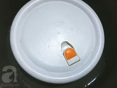 Cho sữa vào khuôn, hũ… có nắp đậy. Xếp sữa chua vào nồi cơm điện, đổ nước nóng già vào nồi sao cho phần nước ngập 2/3 hộp sữa chua. Đậy vung nồi cơm điện, ủ sữa chua khoảng 6-8 tiếng. Có thể làm khoảng 10h tối và để qua đêm, 8h sáng hôm sau lấy ra là vừa.