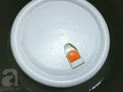 Cho sữa vào khuôn, hũ… có nắp đậy. Xếp sữa chua vào nồi cơm điện, đổ nước nóng già vào nồi sao cho phần nước ngập 2/3 hộp sữa chua. Đậy vung nồi cơm điện, ủ sữa chua khoảng 6-8 tiếng. Có thể làm khoảng 10h tối và để qua đêm, 8h sáng hôm sau lấy ra là vừa. Cho sữa vào khuôn, hũ… có nắp đậy. Xếp sữa chua vào nồi cơm điện, đổ nước nóng già vào nồi sao cho phần nước ngập 2/3 hộp sữa chua. Đậy vung nồi cơm điện, ủ sữa chua khoảng 6-8 tiếng. Có thể làm khoảng 10h tối và để qua đêm, 8h sáng hôm sau lấy ra là vừa.