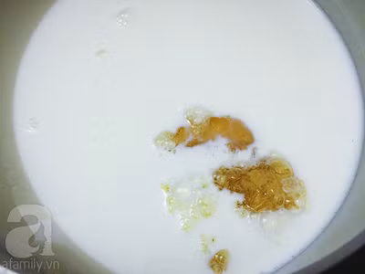 Cho gelatin đã mềm vào khuấy đều cho tan hoàn toàn.