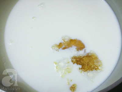 Cho gelatin đã mềm vào khuấy đều cho tan hoàn toàn. Cho gelatin đã mềm vào khuấy đều cho tan hoàn toàn.