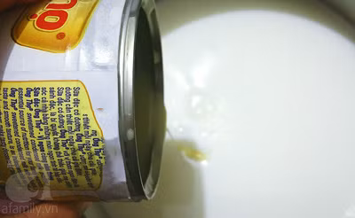 Hoà tan sữa đặc với sữa tươi với nhau.