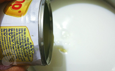 Hoà tan sữa đặc với sữa tươi với nhau. Hoà tan sữa đặc với sữa tươi với nhau.