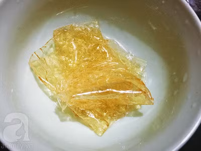 Gelatin rửa với nước cho mềm.