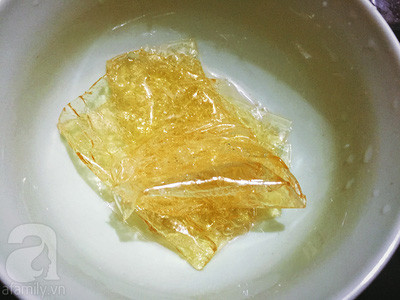 Gelatin rửa với nước cho mềm. Gelatin rửa với nước cho mềm.