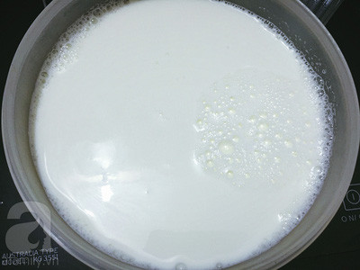 Cho hỗn hợp sữa lên đun nhỏ lửa, khi hỗn hợp sữa nóng khoảng 60 – 70 độ C thì tắt bếp. (Để kiểm tra độ nóng có thể thử chạm ngón tay vào, phải rụt lại ngay tức là đủ độ nóng cần thiết.) Đừng để sữa sôi sẽ khiến hỗn hợp sữa tách nước và dễ làm chết men. Cho hỗn hợp sữa lên đun nhỏ lửa, khi hỗn hợp sữa nóng khoảng 60 – 70 độ C thì tắt bếp. (Để kiểm tra độ nóng có thể thử chạm ngón tay vào, phải rụt lại ngay tức là đủ độ nóng cần thiết.) Đừng để sữa sôi sẽ khiến hỗn hợp sữa tách nước và dễ làm chết men.