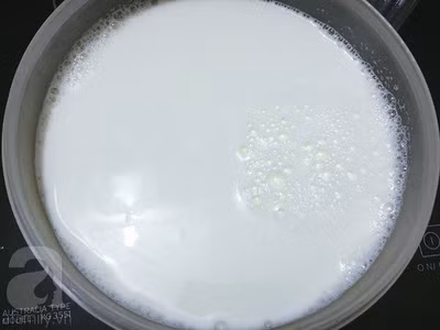 Cho hỗn hợp sữa lên đun nhỏ lửa, khi hỗn hợp sữa nóng khoảng 60 – 70 độ C thì tắt bếp. (Để kiểm tra độ nóng có thể thử chạm ngón tay vào, phải rụt lại ngay tức là đủ độ nóng cần thiết.) Đừng để sữa sôi sẽ khiến hỗn hợp sữa tách nước và dễ làm chết men.