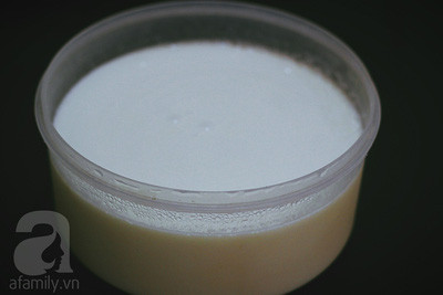 Đem sữa chua sau khi ủ xong để vào ngăn mát tủ lạnh để làm mát và thêm đông. Khi ăn lấy sữa chua ra cắt miếng vuông. Đem sữa chua sau khi ủ xong để vào ngăn mát tủ lạnh để làm mát và thêm đông. Khi ăn lấy sữa chua ra cắt miếng vuông.