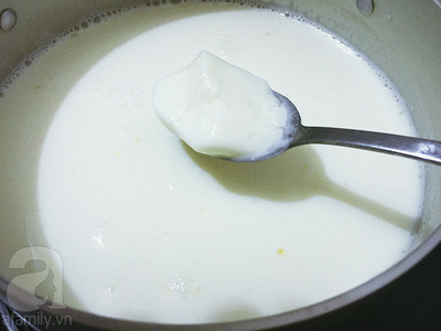 Đổ sữa chua cái vào, khuấy tan. Đổ sữa chua cái vào, khuấy tan.
