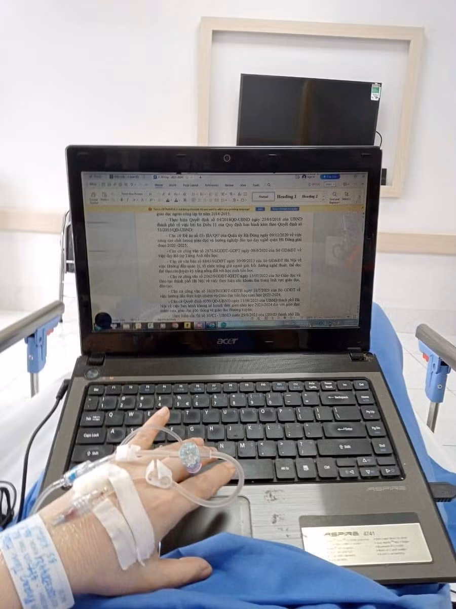 Có những nhân viên kế toán dù đang nằm viện điều trị bệnh nhưng nếu có báo cáo gấp vẫn phải ngồi dậy mở máy tính để hoàn thiện. Ảnh minh họa: ITN.