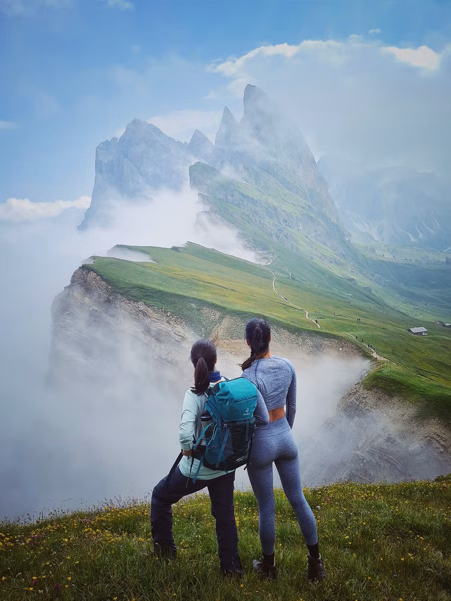 Mùa Hiking ở vùng núi Dolomites cũng bắt đầu từ giữa tháng với các thảm hoa xuân trong thung lũng. Mùa Hiking ở vùng núi Dolomites cũng bắt đầu từ giữa tháng với các thảm hoa xuân trong thung lũng.