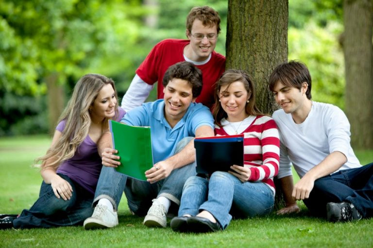 Hoạt động ngoại khoá sẽ cho thấy sự quan tâm của bạn tới thế giới xung quanh. Hoạt động ngoại khoá sẽ cho thấy sự quan tâm của bạn tới thế giới xung quanh.