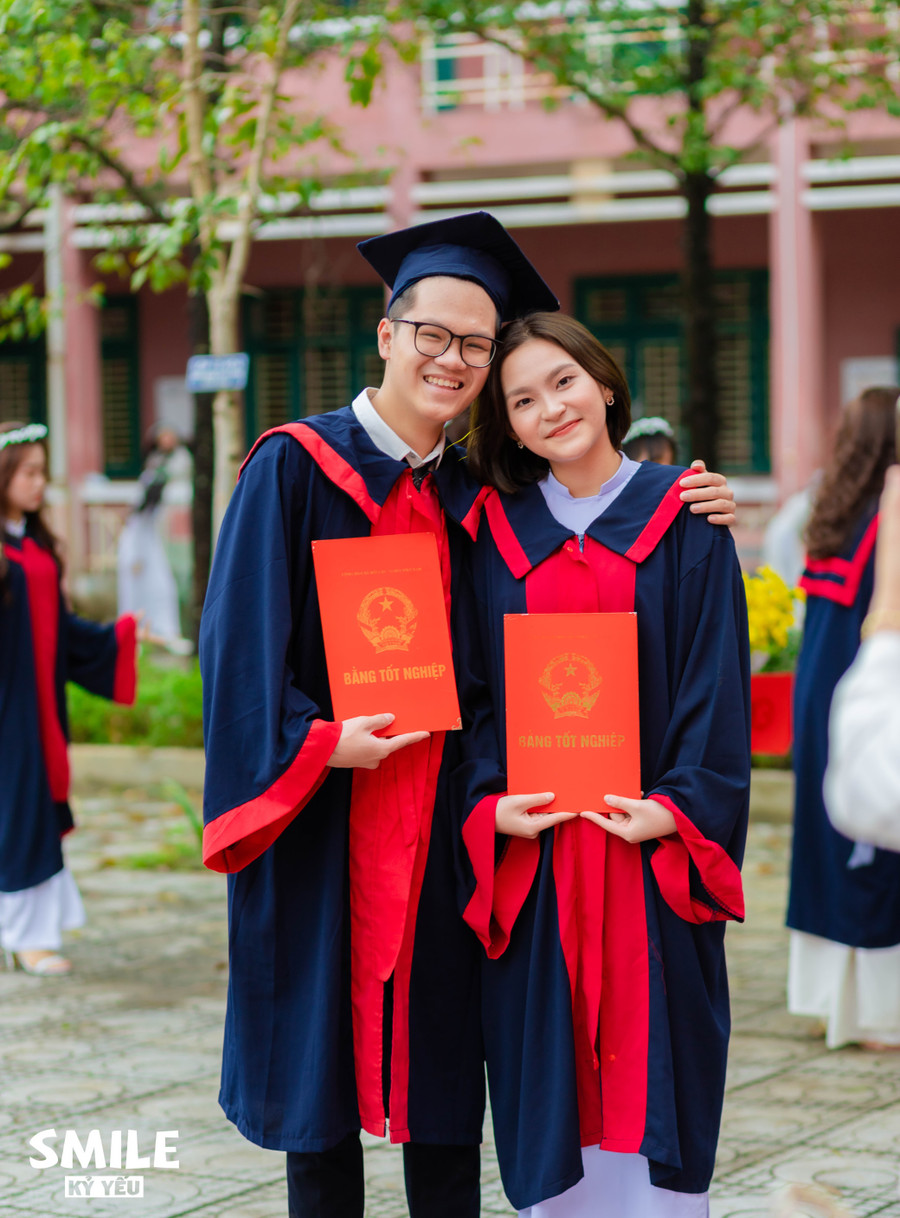 Lê Hoàng Nguyên chụp ảnh kỷ yếu cùng bạn. Lê Hoàng Nguyên chụp ảnh kỷ yếu cùng bạn.