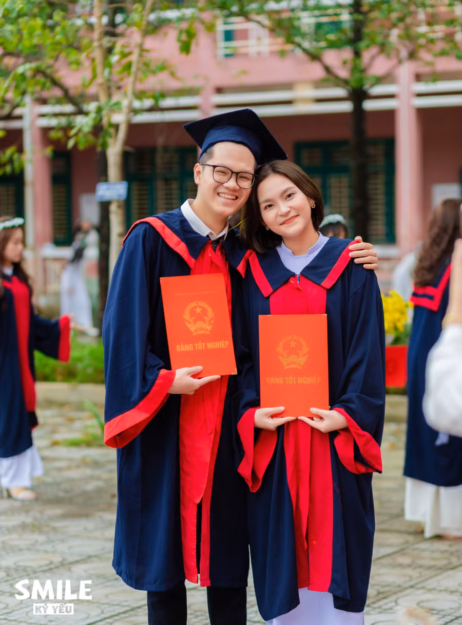 Lê Hoàng Nguyên chụp ảnh kỷ yếu cùng bạn.