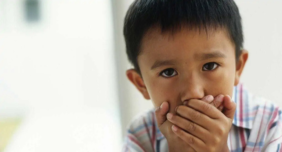 Nếu bạn đã hơi thoải mái với ngôn ngữ của mình và phát hiện con đang bắt chước hành vi đó, giải pháp đầu tiên là thay đổi ngôn ngữ của chính bạn. (Ảnh: ITN).