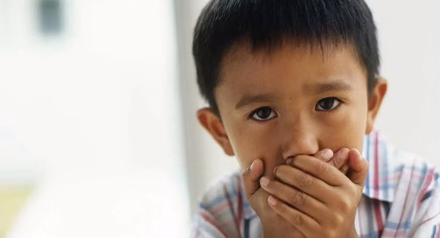 Nếu bạn đã hơi thoải mái với ngôn ngữ của mình và phát hiện con đang bắt chước hành vi đó, giải pháp đầu tiên là thay đổi ngôn ngữ của chính bạn. (Ảnh: ITN).