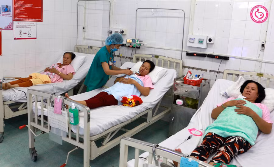 Thót tim đón cùng lúc 3 đứa con chào đời theo cách rất hiếm gặp, ông bố trẻ lóng ngóng bật khóc - Ảnh 2.