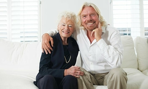 Quả ngọt của người mẹ để con mắc "vô số sai lầm" ảnh 1 Tỷ phú Richard Branson bên mẹ, bà Eve Branson. Ảnh: The Guardian.