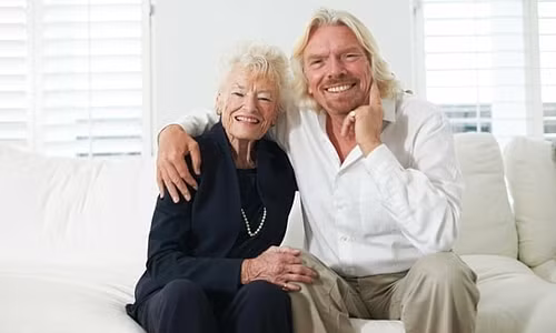 Tỷ phú Richard Branson bên mẹ, bà Eve Branson. Ảnh: The Guardian.