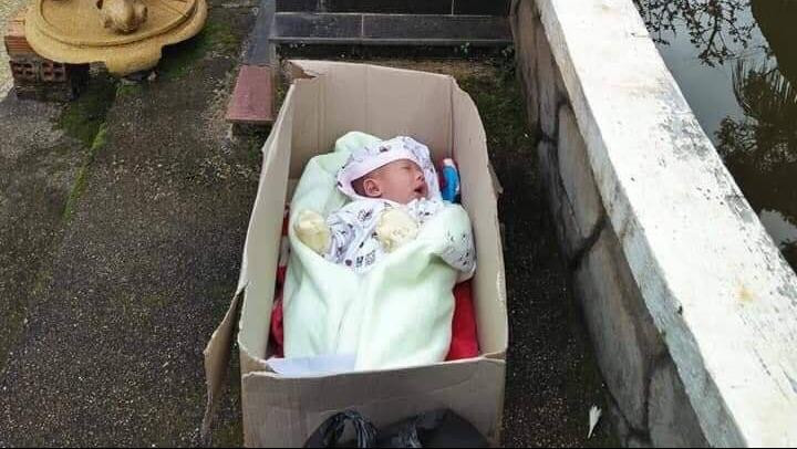 Cháu bé bị bỏ rơi trước nhà dân.