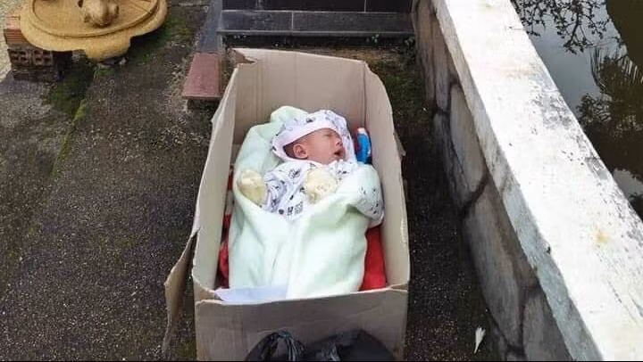 Cháu bé bị bỏ rơi trước nhà dân.