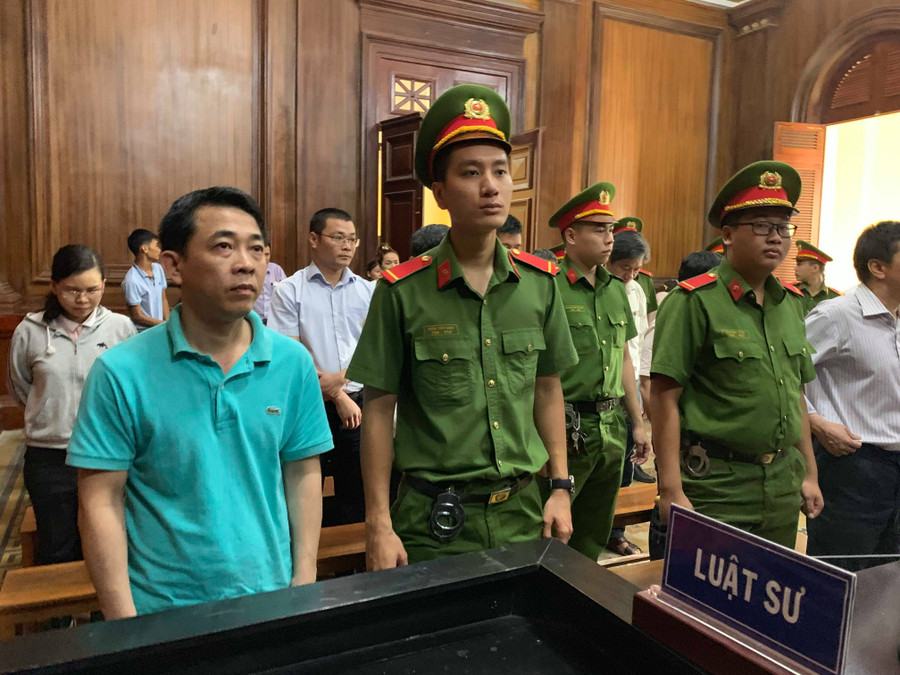 Bị cáo Nguyễn Minh Hùng, nguyên Chủ tịch HĐQT, Tổng giám đốc VN Pharma tại tòa ngày 30/9 Bị cáo Nguyễn Minh Hùng, nguyên Chủ tịch HĐQT, Tổng giám đốc VN Pharma tại tòa ngày 30/9