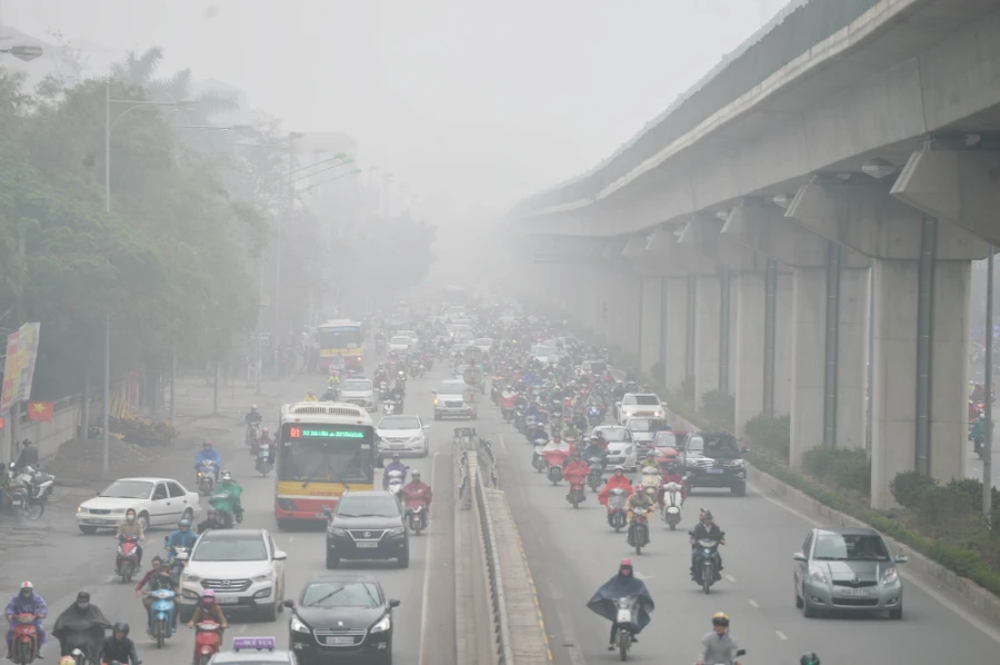 Đường phố Hà Nội thường có lớp sương mù nhẹ vào mùa thu.