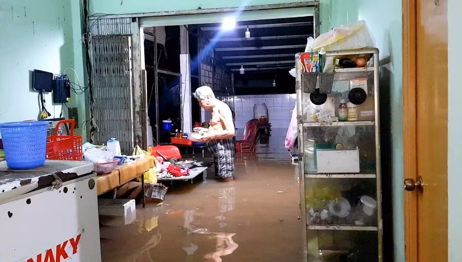 Người dân khu vực 3, cồn Khương, phường Cái Khế (quận Ninh Kiều, TP Cần Thơ) phải ăn cơm đứng vì nước ngập. Ảnh: N. Huy