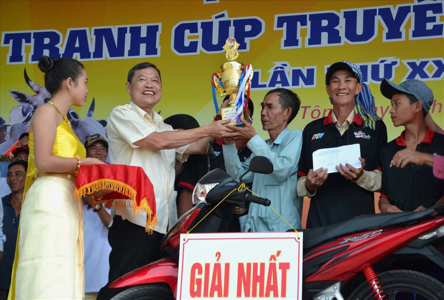 Với sự đồng hành của Nước tăng lực Number 1 Cola, ngoài 30 triệu tiền mặt, giải nhất Hội đua bò Bảy Núi năm nay còn được tặng thêm một chiếc xe máy. Với sự đồng hành của Nước tăng lực Number 1 Cola, ngoài 30 triệu tiền mặt, giải nhất Hội đua bò Bảy Núi năm nay còn được tặng thêm một chiếc xe máy.
