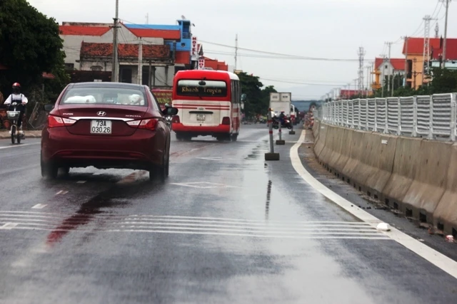 Quảng Bình: QL1A vừa hoàn thành đã lún, vá thảm nhựa...