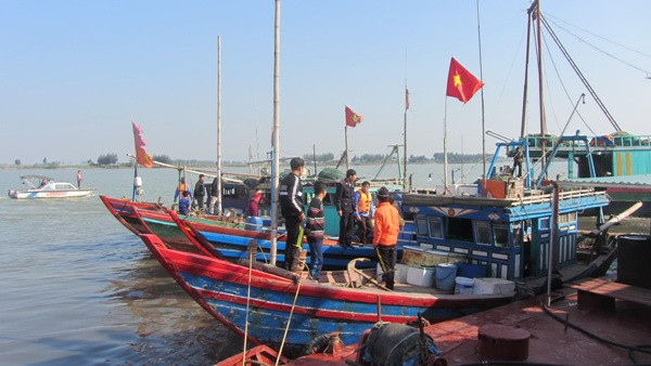 Các tàu cá vi phạm về khai thác, bảo vệ thủy sản, vừa bị thanh tra Sở NN& PTNT Thanh Hóa bắt giữ ngày 10/ 8. Ảnh do Sở NN& PTNT Thanh Hóa cung cấp.