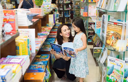 Cha mẹ có vai trò quan trọng khơi gợi niềm đam mê đọc sách của con trẻ